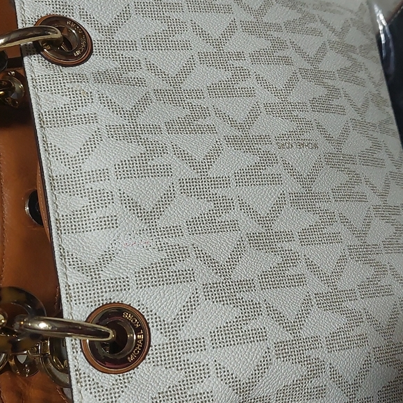 Michael Kors Signature Print Arielle Satchel- Vanilla - Picture 3 of 5
